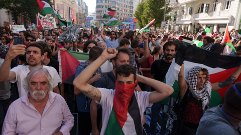 Varias personas con banderas de Palestina en la plaza de Callao.