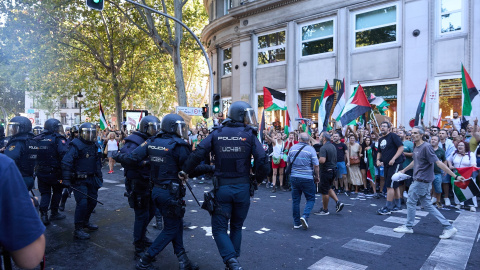 Cargas policiales a varias personas que protestan a favor de Palestina en Atocha, el día de la etapa 21 de la Vuelta Ciclista a España, a 14 de septiembre de 2025.