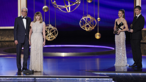 Kristen Bell y Michael Schur entregan a Ted Danson y Mary Steenburgen el Premio Humanitario Bob Hope durante la 77.ª ceremonia anual de los Premios Emmy.