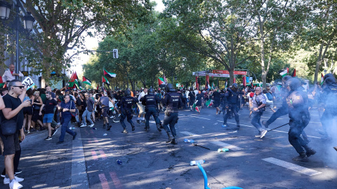 Cargas policiales a manifestantes en las protestas propalestinas de la Vuelta ciclista.