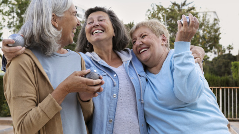 elderly-friends-playing-petanque Mujeres mayores disfrutando de la compañía de otras personas de su edad
