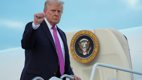 El presidente de EEUU, Donald Trump, antes de aborda el avión Air Force One para volver a Washington, en el Morristown Municipal Airport (New Jersey, EEUU).