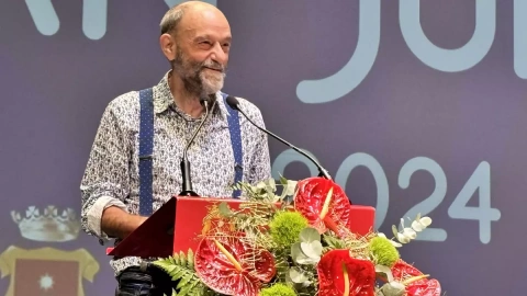 75f70b69-f952-4d8e-bfa6-4894355370a5_16-9-discover-aspect-ratio_default_1125820 El cómico Javier Cansado durante el pregón de Cuenca en agosto de 2025.