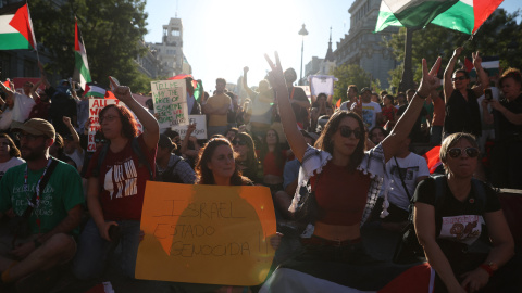 Manifestantes propalestinos protagonizan una sentada en Cibeles (Madrid) para bloquear el paso de la caravana de La Vuelta.