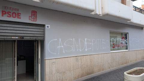 Sede del PSOE en El Ejido (Almería) con pintadas.