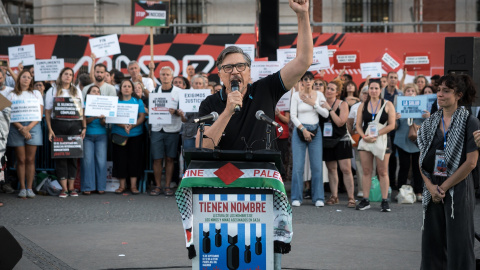 El actor y guionista Carlos Bardem durante la lectura de los nombres de los niños palestinos asesinados por Israel, en la Puerta del Sol(Madrid).