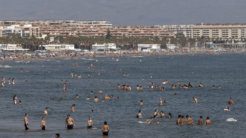 VALENCIA, 15/09/2025.- Un gran número de personas se refresca en aguas de la playa de la Malvarrosa durante este lunes cuando la segunda quincena de septiembre arranca con temperaturas máximas "extraordinariamente altas" en gran parte del país y dejará valores por encima de 32 grados, e incluso entre el miércoles y jueves, días de máximo calor, los termómetros se dispararán hasta los 38-40 grados en el valle del Guadalquivir. EFE/Manuel Bruque