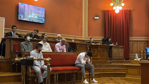 Los cinco acusados, en la Audiencia de Barcelona.