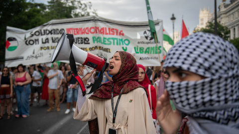 EuropaPress_6813595_varias_personas_nueva_movilizacion_contra_genocidio_palestina_fin_comercio Movilización en Madrid contra el genocidio en Palestina y por el fin del comercio de armas entre España e Israel.