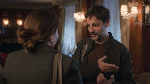 Rodrigo de la Serna con Nora Navas (de espaldas), en una secuencia de la película (Flmax) Rodrigo de la Serna con Nora Navas, en una secuencia de la película.