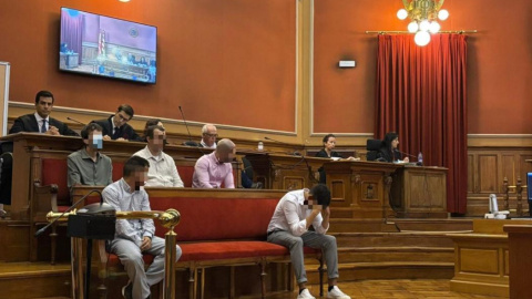 Los 5 acusados de agredir sexualmente a 3 mujeres y grabar a una cuarta mientras mantenía relaciones sexuales consentidas y difundir el vídeo en un grupo de Whatsapp, este martes en la Audiencia de Barcelona
