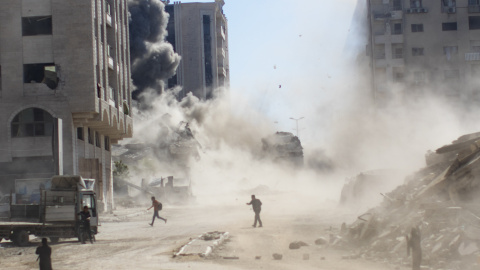 Palestinos reaccionan después de que un edificio residencial fuera alcanzado por un ataque aéreo israelí en la ciudad de Gaza, el 13 de septiembre de 2025.