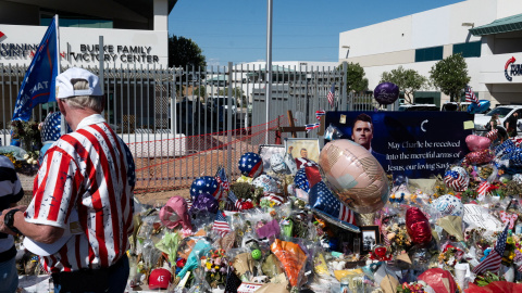 2025-09-15T235131Z_2067644413_RC2LSGA09TMA_RTRMADP_3_USA-SHOOTING-KIRK Altar a Charlie Kirk a las puertas de sus oficinas en Arizona.