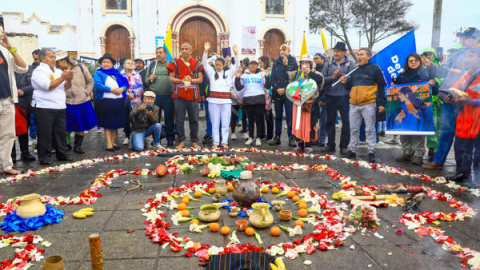 b5c76bbdea6cf926e3d0042ddfc85b014d34630fm Personas participan en una manifestación contra el proyecto minero Loma Larga este martes, en Cuenca (Ecuador).