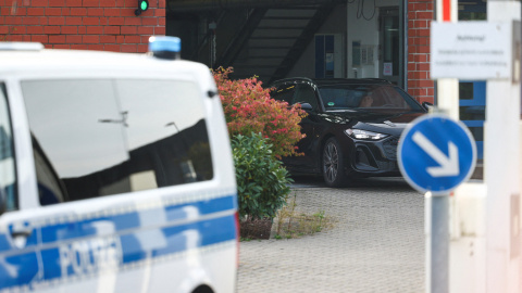 Un automóvil en el que se cree que viajaba Christian B., quien fue identificado formalmente en 2020 como sospechoso en el caso de la desaparición de la niña británica Madeleine McCann, y cumplía una condena por violar a una mujer estadounidense de 72 años Un automóvil en el que se cree que viajaba Christian B., quien fue identificado formalmente en 2020 como sospechoso en el caso de la desaparición de la niña británica Madeleine McCann, y cumplía una condena por violar a una mujer estadounidense de 72 años, sale después de su liberación de prisión en Sehnde, Alemania, el 17 de septiembre de 2025. REUTERS/Leon Kuegeler