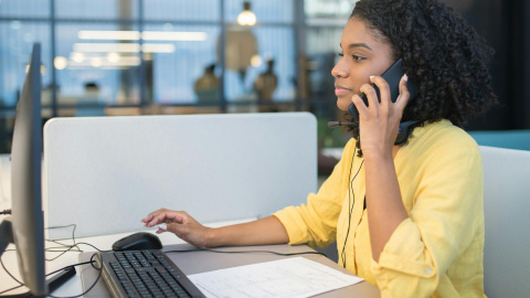 Mujer al teléfono Mujer al teléfono
