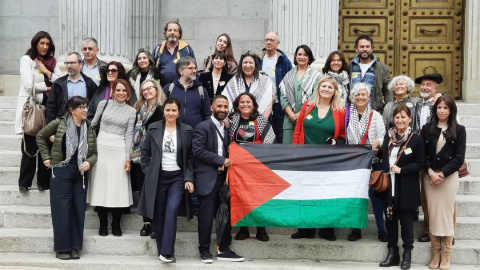 Pilar Barrado (chaqueta roja), junto a otros miembros de la plataforma de Juristas por Palestina y varios representantes políticos en el Congreso., en unas jornadas en el Congreso.