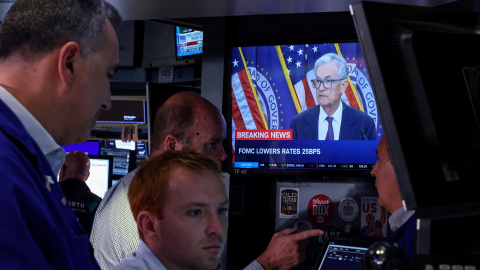 Un monitor de televisión en la Bolsa de Nueva York (NYSGE, por su siglas en inglés), con la rueda de prensa del presidente de la Reserva Federal (Fed), Jerome Powell, tras la reunión en la que se ha decidido la primera rebaja de tipos desde diciembre de 2 Un monitor de televisión en la Bolsa de Nueva York (NYSGE, por su siglas en inglés), con la rueda de prensa del presidente de la Reserva Federal (Fed), Jerome Powell, tras la reunión en la que se ha decidido la primera rebaja de tipos desde diciembre de 2024.