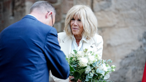(Foto de ARCHIVO)28 de agosto de 2025, Francia, Bormes-Les-Mimosas: El canciller alemán, Friedrich Merz (izq.), es recibido en una cena por Brigitte Macron, esposa del presidente francés, en Fort de Bregançon, residencia del presidente francés en la Costa Azul, al sur de Francia. Los gobiernos alemán y francés se reunirán el viernes para el Consejo de Ministros en la ciudad costera de Toulon, al sur de Francia. Foto: Kay Nietfeld/dpa