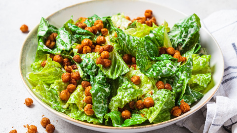 ensalada-cesar-vegana Foto de ensalada césar vegana.