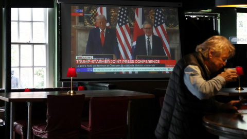 Un televisor muestra la rueda de prensa de Donald Trump y Keir Starmer, en un pub de Londres, rebautizado 'The Trump Arms' durante la visita del presidente estadounidense a Reino Unido.