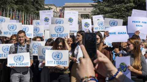 Personal de la ONU del Comité Coordinador de Sindicatos y Asociaciones Internacionales del Personal (CCISUA) se manifiesta en solidaridad con Gaza frente a la sede europea de las Naciones Unidas. Personal de la ONU del Comité Coordinador de Sindicatos y Asociaciones Internacionales del Personal (CCISUA) se manifiesta en solidaridad con Gaza frente a la sede europea de las Naciones Unidas.
