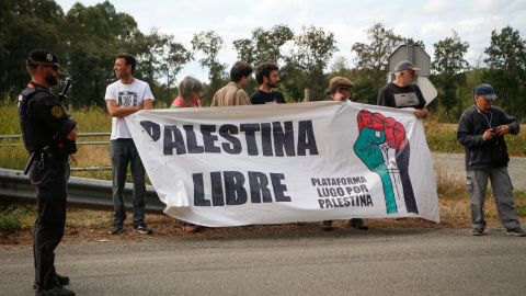 Un grupo de manifestantes de la plataforma Lugo por Palestina protesta al paso de La Vuelta por O Corgo (Lugo).