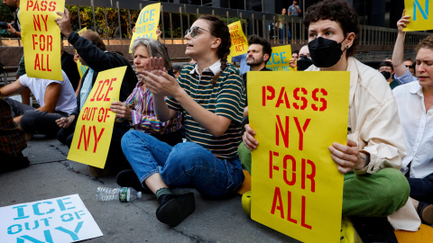 Personas protestan contra el Servicio de Inmigración y Control de Aduanas (ICE) frente al Tribunal de Inmigración de Estados Unidos en Manhattan, Nueva York, EE. UU., el 18 de septiembre de 2025. REUTERS/Kylie Cooper