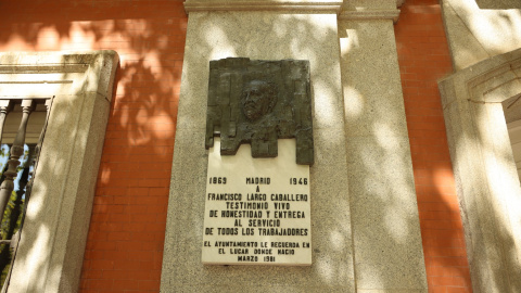La placa de Francisco Largo Caballero en la Junta Municipal de Chamberí.