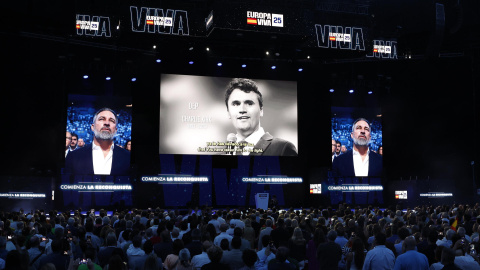 8765a6b788edd67ef56069d6782b4856ecee0323w El líder de Vox, Santiago Abascal, durante un homenaje a Charlie Kirk en el evento 'Europa Viva 25'.