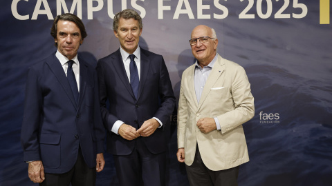 El presidente del PP, Alberto Núñez Feijóo (c), junto a José María Aznar y el secretario general de la Fundación Faes, Javier Zarzalejos, a su llegada este viernes a la clausura del Campus FAES. EFE/Sergio Pérez