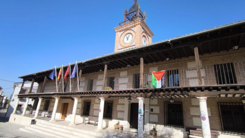 La fachada del Ayuntamiento de Casarrubuelos con la bandera de Palestina.