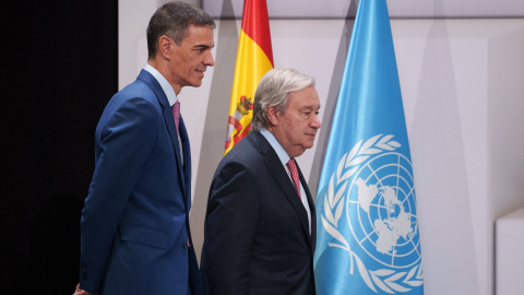 El presidente del Gobierno, Pedro Sánchez (i), y el secretario general de Naciones Unidas, António Guterres (d), atiende a los medios de comunicación. A 30 de junio de 2025 en Sevilla