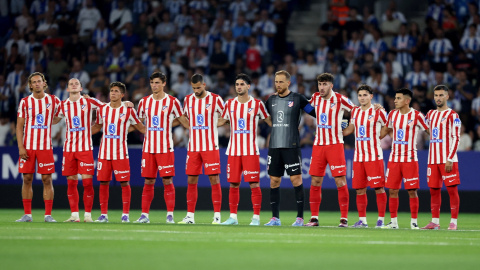 Los jugadores del Atlético de Madrid guardan un minuto de silencio antes del comienzo de su partido de liga contra el Espanyol, en es Estado de Cornellà.