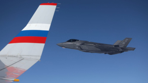 Imagen de archivo de un avión ruso escoltado por un caza estadounidense.