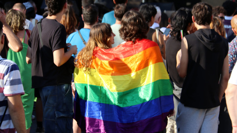 Dues noies amb una bandera LGTBI en el pregó del Pride Barcelona