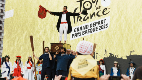 Presentación de los equipos_que participaron en la etapa inaugural_del Tour de Francia en Bilbao en 2023. Presentación de los equipos que participaron en la etapa inaugural del Tour de Francia, en la explanada del Guggenheim en Bilbao, el 29 de junio de 2023.