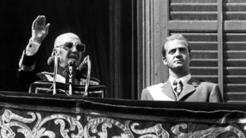 El dictador Francisco Franco acompañado por el entonces Príncipe de España, Juan Carlos de Borbón, desde el balcón principal del Palacio de Oriente el 1 de octubre de 1975