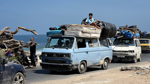 Palestinos desplazándose al sur de la Franja de Gaza. Palestinos desplazándose al sur de la Franja de Gaza.
