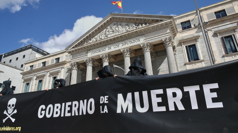 Una manifestación de Abogados Cristianos a las puertas del Congreso. Una manifestación de Abogados Cristianos a las puertas del Congreso.