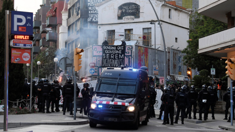 Fotografía: Mossos d'Esquadra frente a las casas La Ruina y El Kubo en Barcelona, ante posibles incidentes con miembros de Desokupa. 11 de mayo de 2023.- JOSEP LAGO / AFP. Mossos d'Esquadra frente a las casas La Ruina y El Kubo en Barcelona, anteposibles incidentes con miembros de Desokupa. 11 de mayo de 2023.