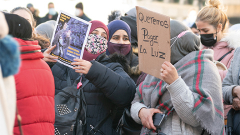 Manifestación contra el corte de electricidad en la Cañada Real, en la Puerta del Sol, en Madrid. 3 de diciembre de 2020.- OSCAR GONZALEZ / NURPHOTO / AFP Manifestación contra el corte de electricidad en la Cañada Real, en la Puerta del Sol, en Madrid. 3 de diciembre de 2020.