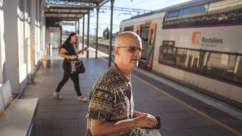 Un usuari a l'estació de Gavà el primer dia de tall de l'R2 Sud fins a Sitges Un usuari a l'estació de Gavà el primer dia de tall de l'R2 Sud fins a Sitges