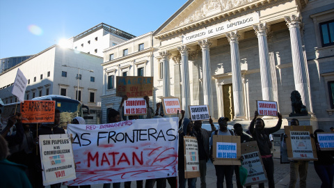 Varias personas se concentran frente al Congreso en defensa de la ILP RegularizaciónYa. Imagen de archivo.