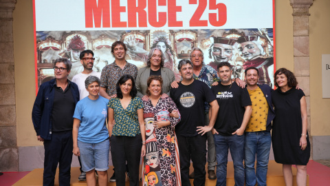 Fotografia de família dels Estopa amb la resta d'equip que fa possible la Mercè Fotografia de família dels Estopa amb la resta d'equip que fa possible la Mercè