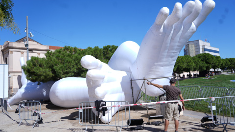 La instal·lació que el creador escènic Marc Salicrú ha creat al parc de l'estació del Nord durant la MAC La instal·lació que el creador escènic Marc Salicrú ha creat al parc de l'estació del Nord durant la MAC