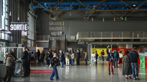 Los últimos visitantes en el Centro Pompidou, en París, que cierra sus puertas cinco años por obras de rehabilitación.