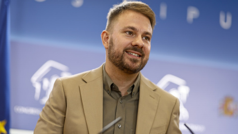 El diputado de Sumar Alberto Ibáñez en una rueda de prensa, en el Congreso de los Diputados.