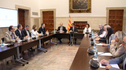 Fotografia de família del president de la Generalitat, Salvador Illa, i el conseller de la Presidència, Albert Dalmau, amb representants de consells comarcals i entitats municipalistes Fotografia de família del president de la Generalitat, Salvador Illa, i el conseller de la Presidència, Albert Dalmau, amb representants de consells comarcals i entitats municipalistes