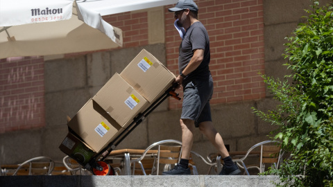 Un hombre trabaja en una calle de Madrid.